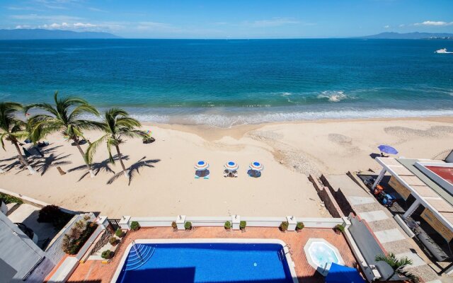 WIVC Casa de la Playa Condo - Literally on the Beach with Swimming Pool & Jacuzzi