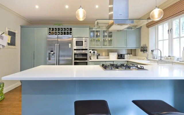 Delightful 3-bed Family Home Bayswater