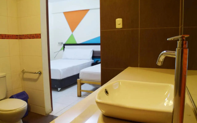 Hotel Colors Canada