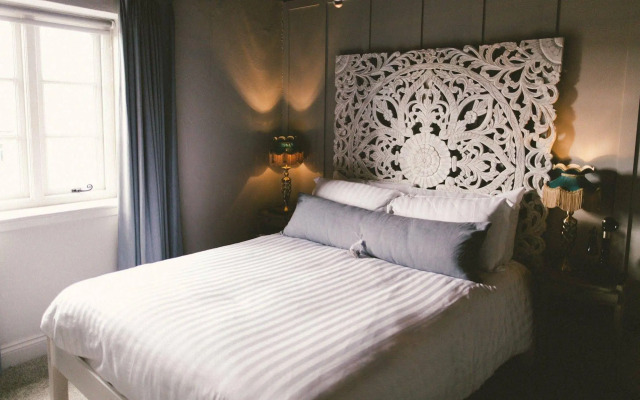 Le Petit Chateau & William de Percy