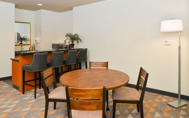 Holiday Inn Kansas City Airport by IHG