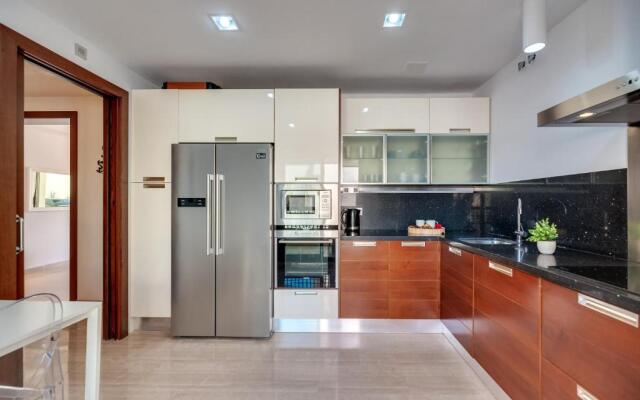 300 SQM Penthouse · Private Swimming pool · BBQ · WiFi