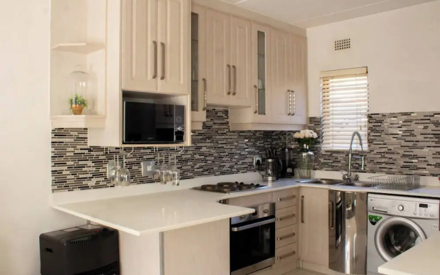 Beautiful 2 Bedroom Apartment Near Monte Casino