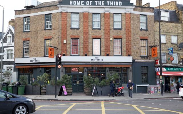 JOIVY English Retro 2BR Apt Near Battersea Park