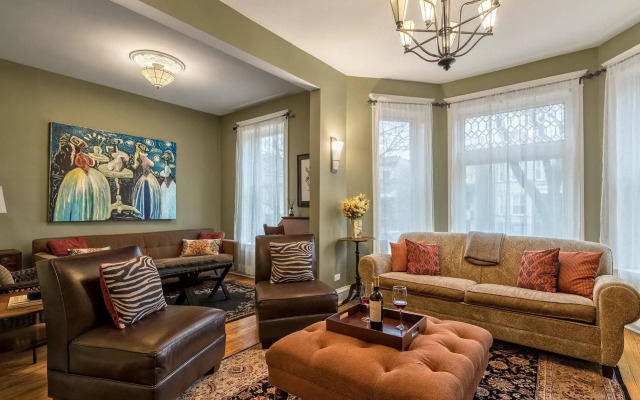 Chicago Guest House on Newport Avenue