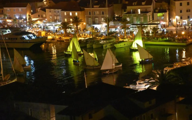 BellaVista Jelsa 2+2