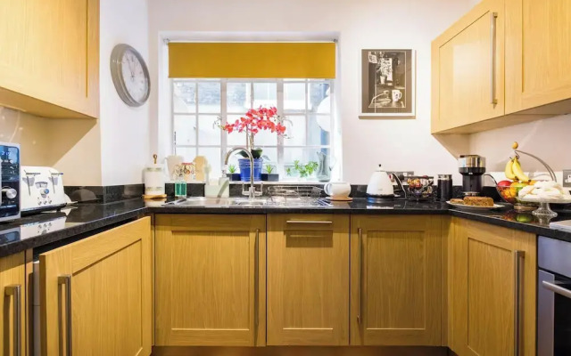 Mayfair 3-bed 5-guest Berkeley Square 1729 House