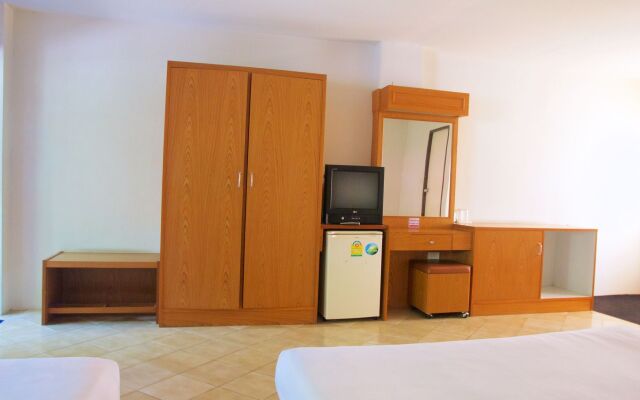 Sichang Shine Khao Resort