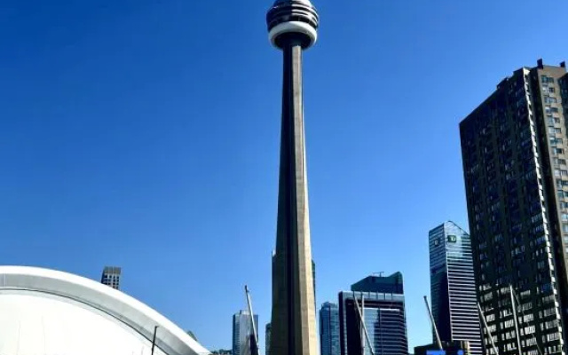 DT2BR2BA CN tower &lake view/ parking king bed
