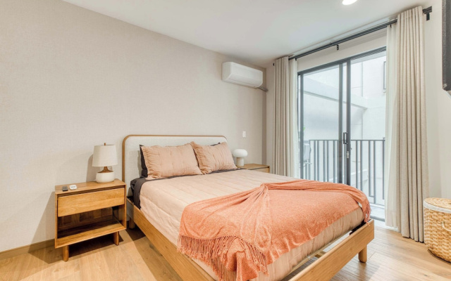 Luxury 2 BR Condo - Rooftop Pool With City View