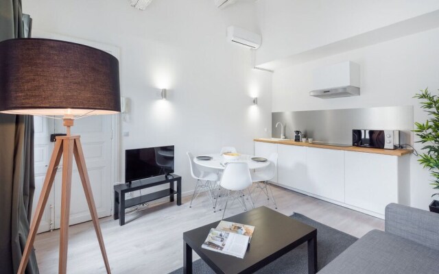Modern 1 Bedroom Apartment "rue de le Loge"!