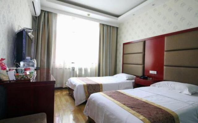 Xianyang Qintong Hotel (Baicheng Railway Station)