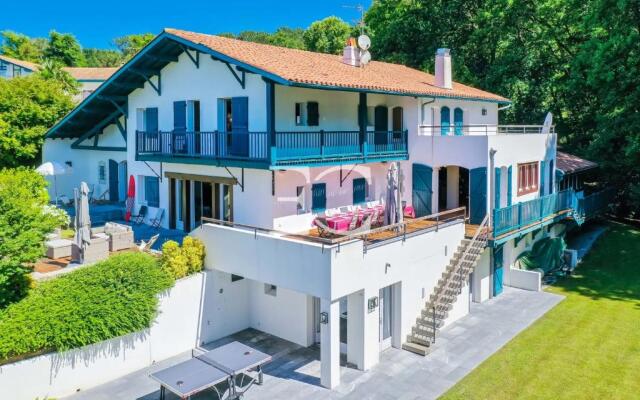 Easy Clés- Splendid 8 bedrooms property & pool