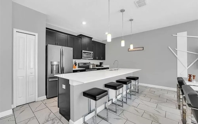 1569 SD - Modern Champions Gate Escape