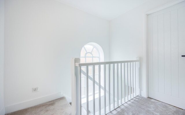 Stylish 3-bed Home in East London Free Parking