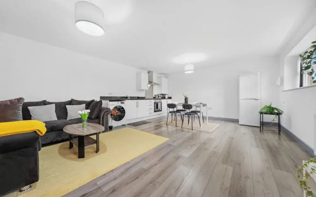 2 Bedroom Luxury Apartment Near Leeds City Centre