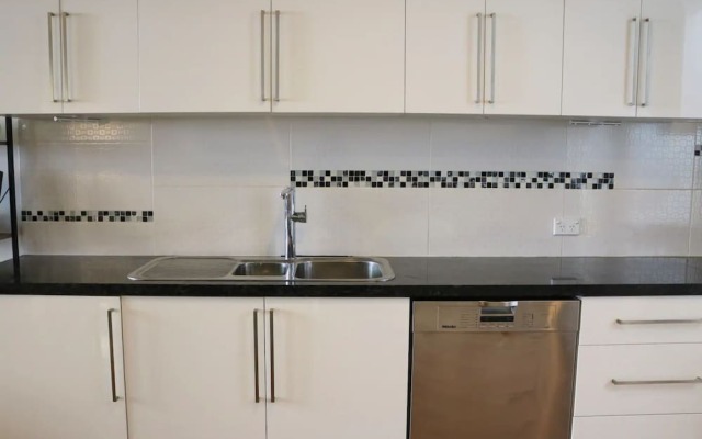 Elegant 2 Bedroom House in Inner City Oasis