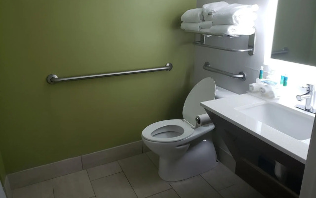 Holiday Inn Express & Suites Raleigh NE - Medical Ctr Area by IHG