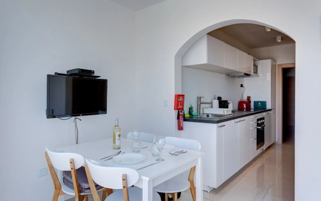Cosy 1BR Penthouse With Terrace, Great Location