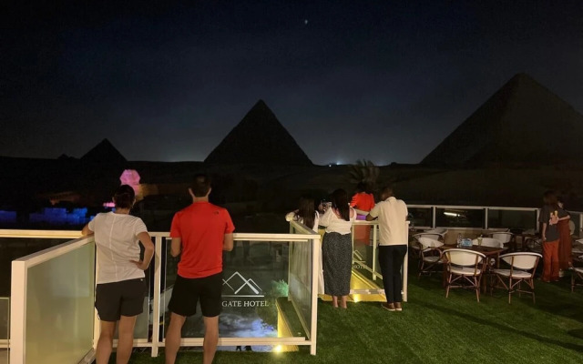 The Gate Hotel Front Pyramids & Sphinx View