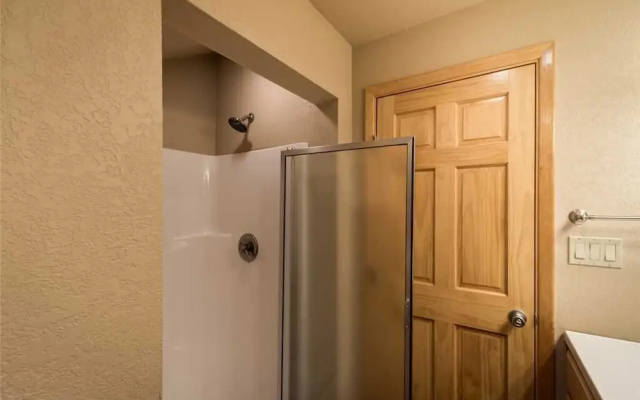 Mountain Valley View - Three Bedroom Cabin with Hot Tub