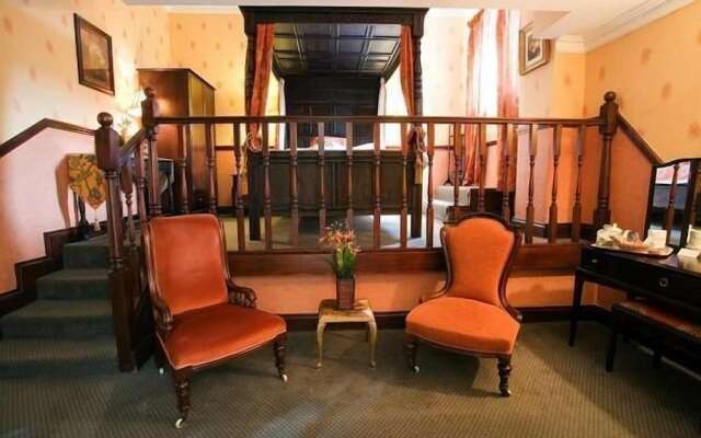 Crown & Cushion Hotel