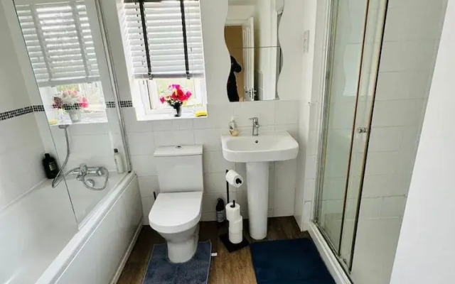 4-bed Charming Pet-friendly House w/ Garden