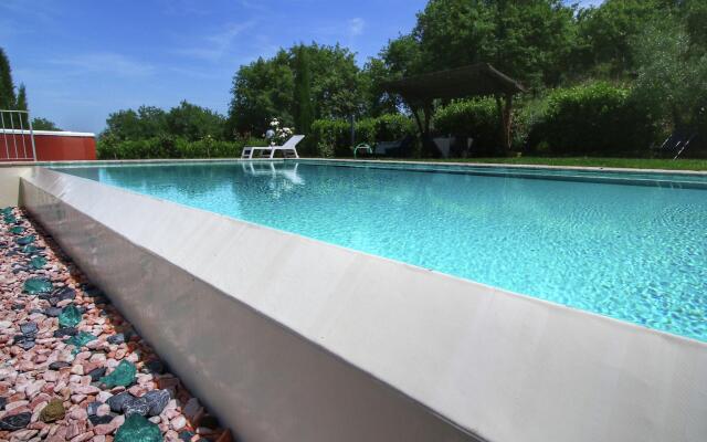 Luxurious Villa in Monte San Savino with Jacuzzi