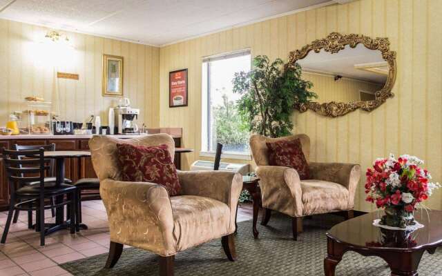 Econo Lodge Inn & Suites
