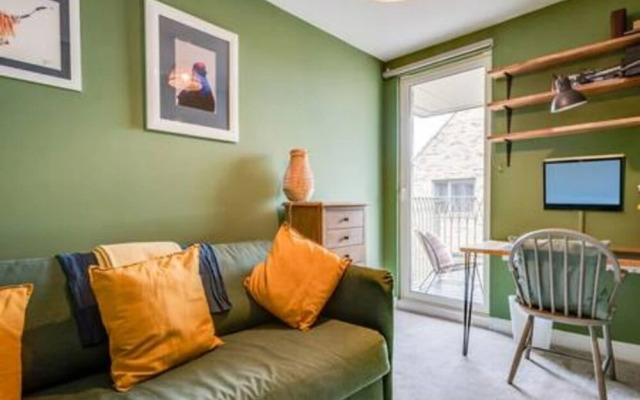 Family-friendly Getaway - Garden Parking Sleeps 7