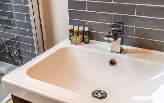 Canal Crescent Charm Flat With Stunning Views, Little Venice