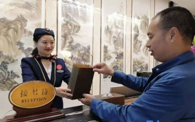 Chengkong Carrey International Hotel (Jingmen Railway Station Jingchu University of Technology)