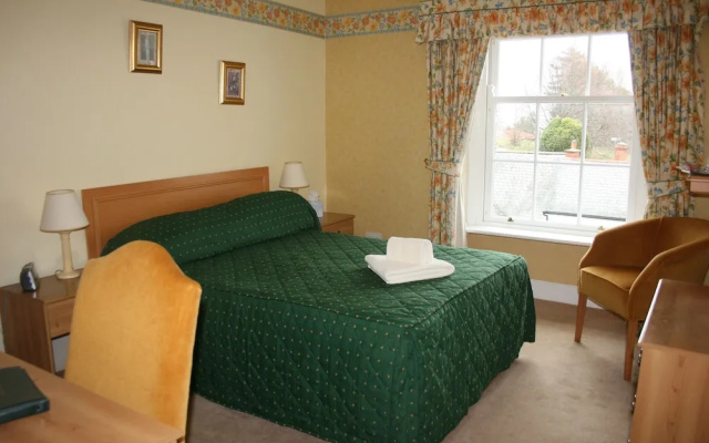 House - Sleeps 6 & Paid off Site Parking Available