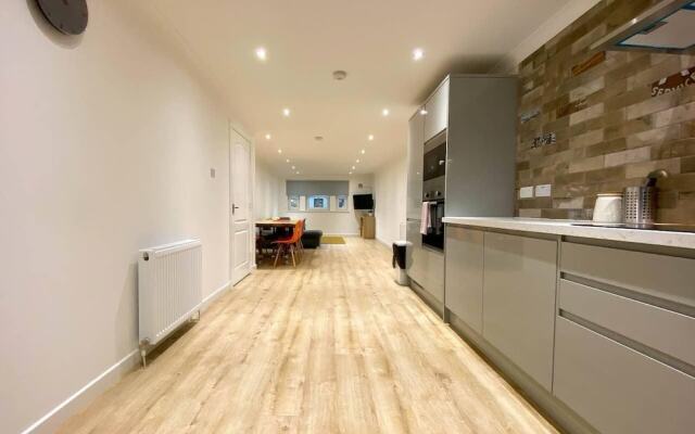 Large Modern 3 Bedroom Apartment - Free Parking