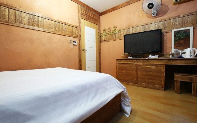 Asan Red House