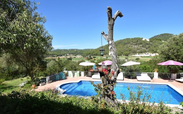 Charming Holiday House Within Walking Distance of Cala Llonga Beach and Village