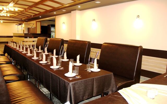 Oasis Hotel - Hostel