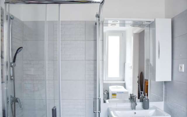 Diamond Astoria 5 sun-lit apartment