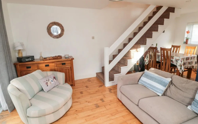 22 Longstone Park