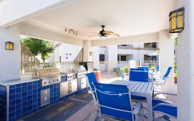 Solace - Community Pool & Gym -walk to Restaurants