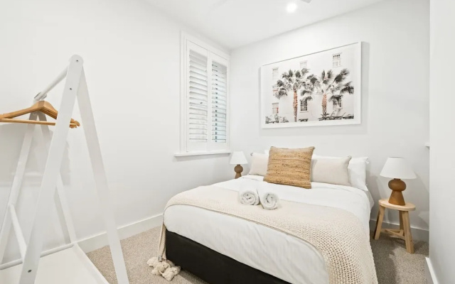 Peach Apartment at Palm View Collective – Guest Rooms – Sydney