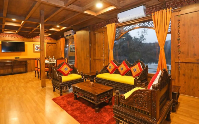 OYO EKTA Houseboat