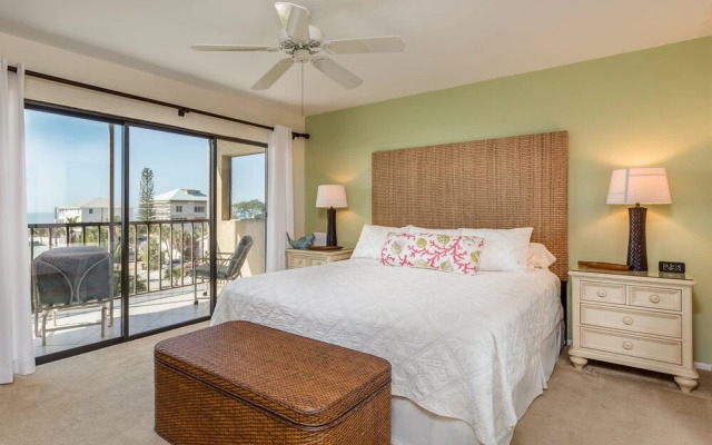 Ft. Myers Condo - Walk 2 Min to Beach by RedAwning