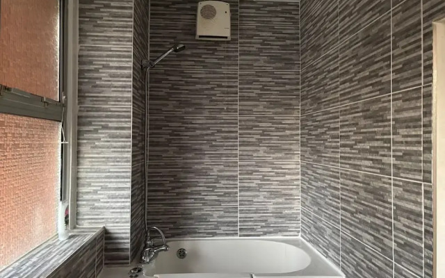 Oxford-house-sleeps 7-parking-garden