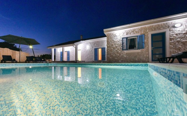 Amazing Home in Privlaka With 3 Bedrooms, Wifi and Outdoor Swimming Pool