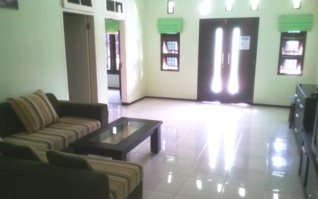 Villa Keluarga "Pondok Daun"