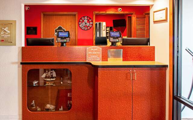 Econo Lodge on the Bay