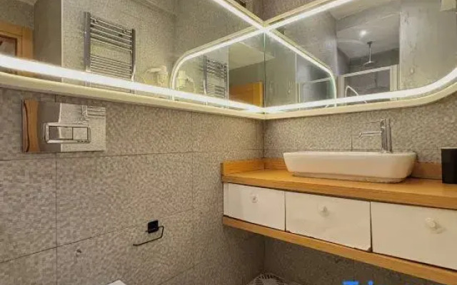 Taksim Square—1BR Deluxe Suite 04