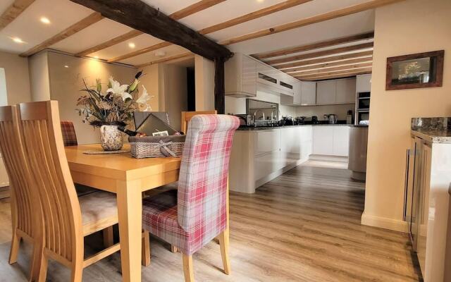 Cosy & Spacious Cottage in Scenic Village With Pub
