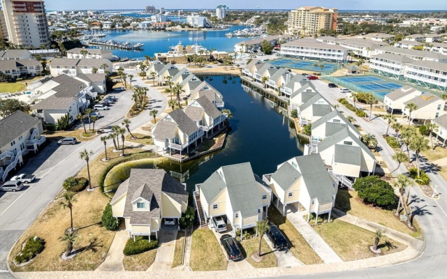 SPC3209 is an upstairs 2 BR with Canal Views by RedAwning